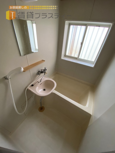 バス・シャワールーム　窓付きで風通し良好！