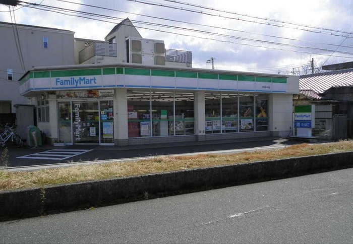 スーパー　ファミリーマート（スーパー）まで370m