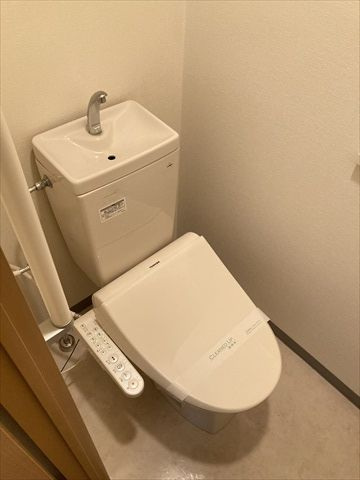 トイレ　同物件別号室の写真です。