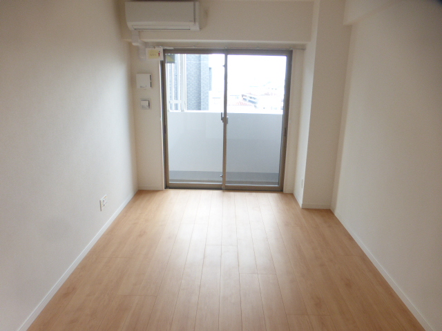 居室・リビング　リビング約10.5帖　　陽当たり良好