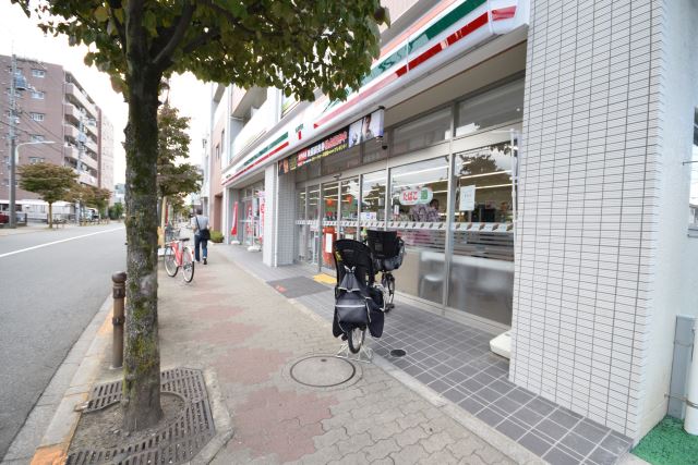 コンビニ　セブンイレブン（コンビニ）まで470m