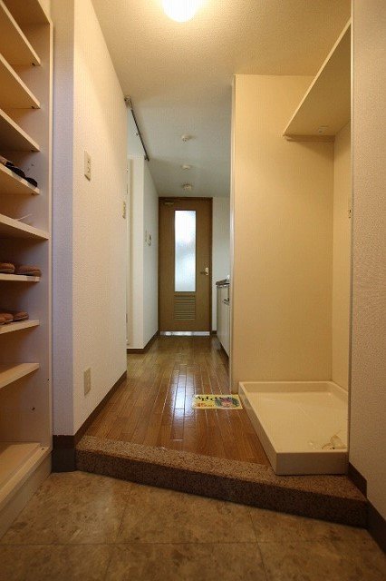 玄関　同物件別号室のものです。