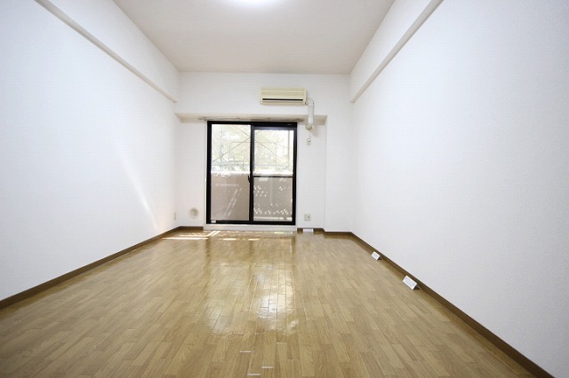 居室・リビング　同物件別号室のものです。