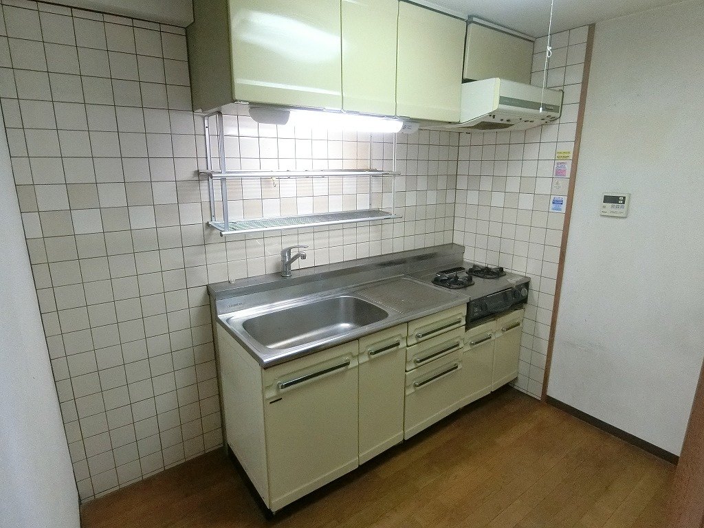 キッチン　２口コンロ設置可　冷蔵庫置場あり
