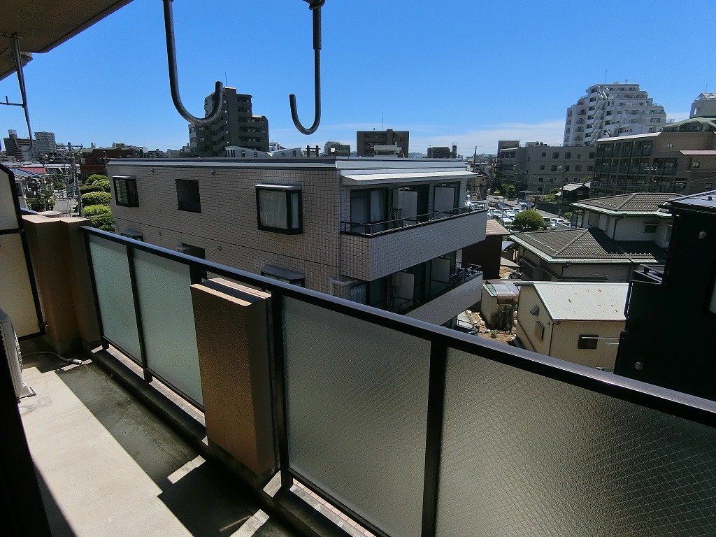 バルコニー　前面棟の影響なく日当り良好　南西向き