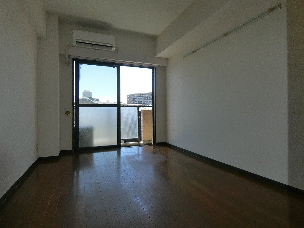 居室・リビング　南西向き明るい室内　エアコン付き　遮音性の高いスラブ壁仕様