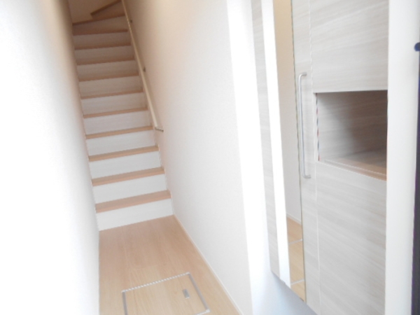 玄関　入ってすぐに内階段あります