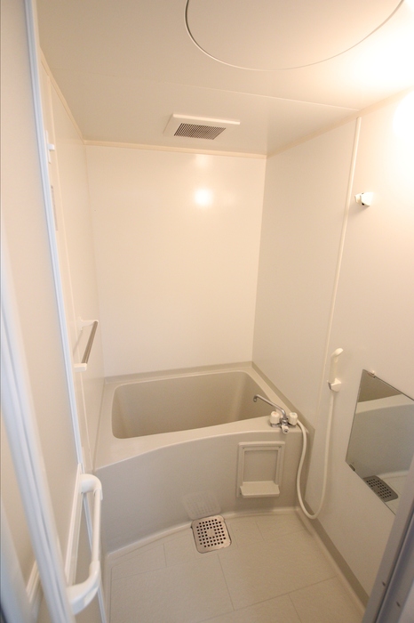 バス・シャワールーム　コンパクトで使いやすいお風呂です