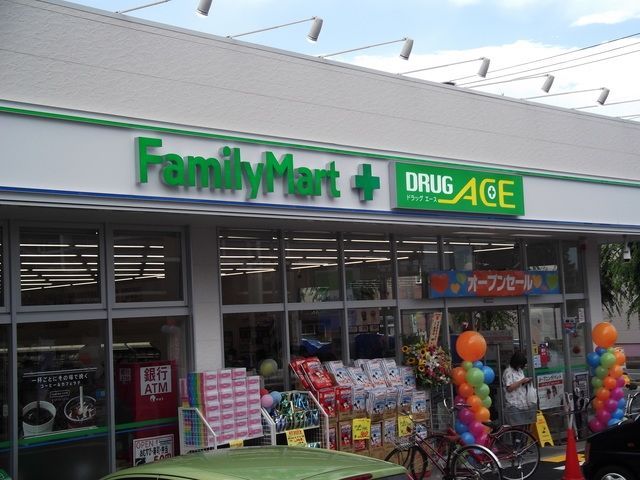 コンビニ　ファミリーマートドラッグエース鶴ケ岡店（コンビニ）まで821m