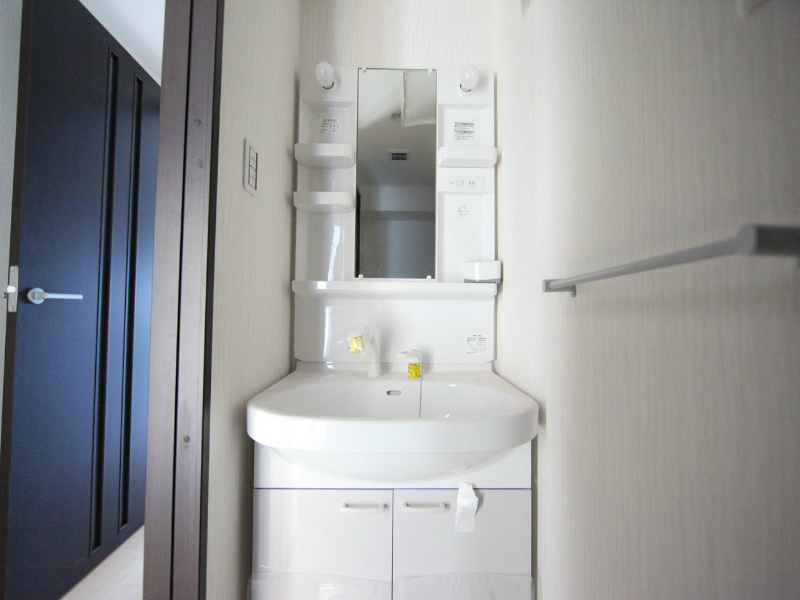 洗面設備　脱衣所　独立洗面台（シャンプードレッサー付）収納スペース有
