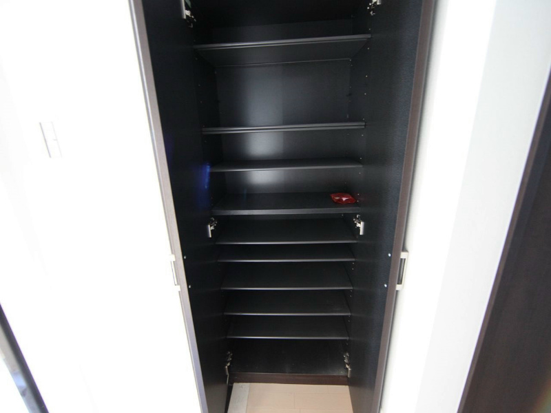 玄関　玄関　シューズボックス付（収納充実してます）