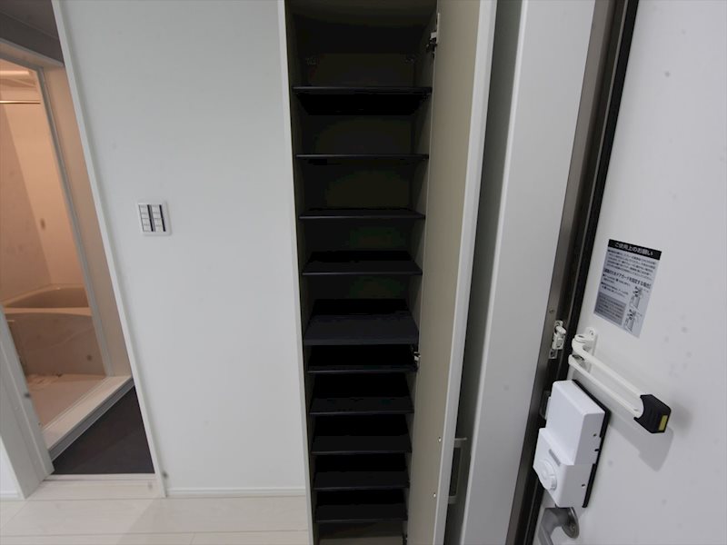 玄関　玄関　シューズボックス付（収納充実してます）