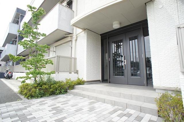 エントランス　閑静な住宅地でゆったりライフスタイルを満喫してください♪