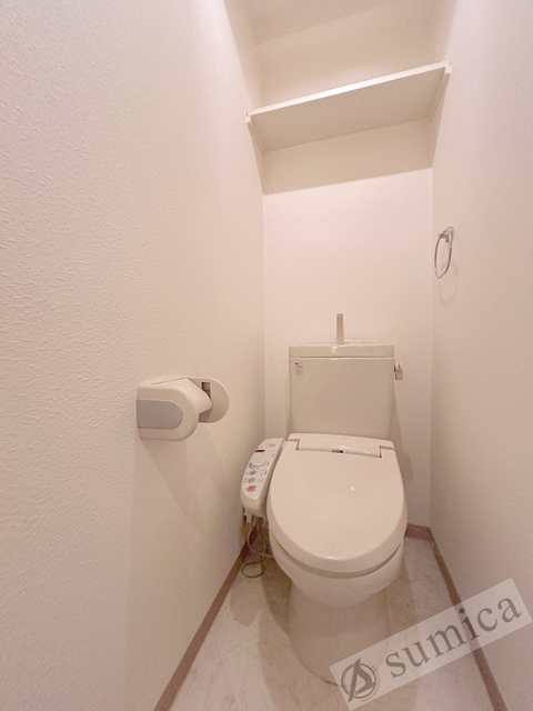 トイレ　人気アイテムの温水洗浄便座。清潔感のあるトイレです。