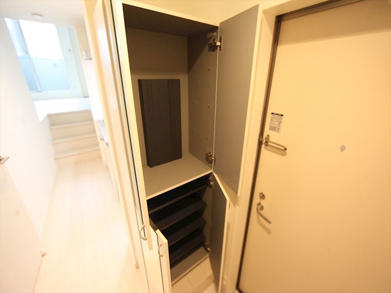 玄関　玄関　シューズボックス　姿見鏡付き（収納充実してます）