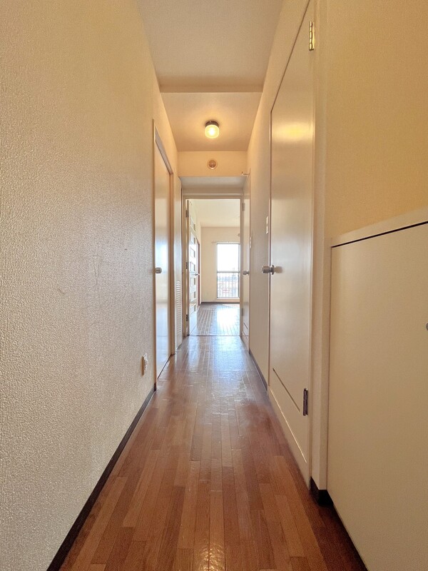 玄関　生活動線を考えた廊下スペース　※同タイプ別部屋