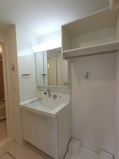 洗面設備　三面鏡付き洗面台