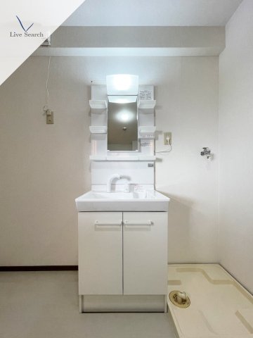 洗面設備　独立洗面台あり、毎朝おしゃれに忙しい女性の方におすすめです