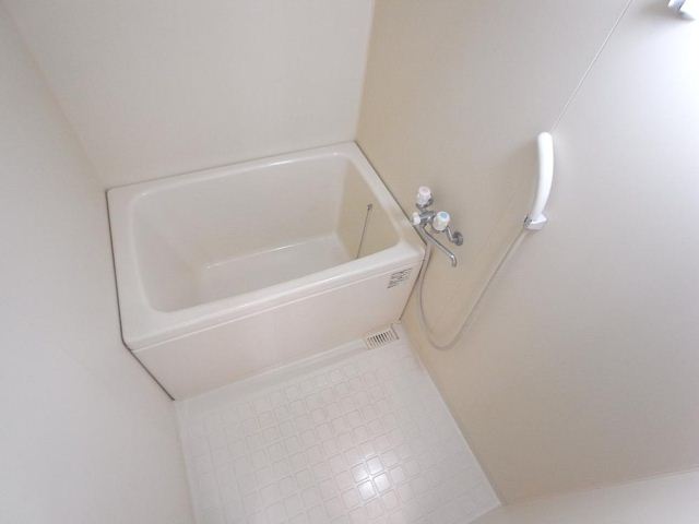 バス・シャワールーム　清潔感のあるお風呂