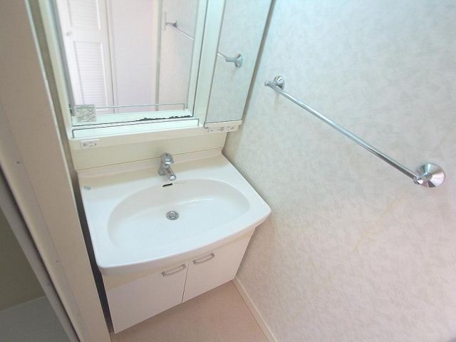 洗面設備　脱衣場には洗面台があります