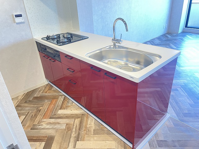 キッチン　人気の対面式キッチン　3口システムコンロ