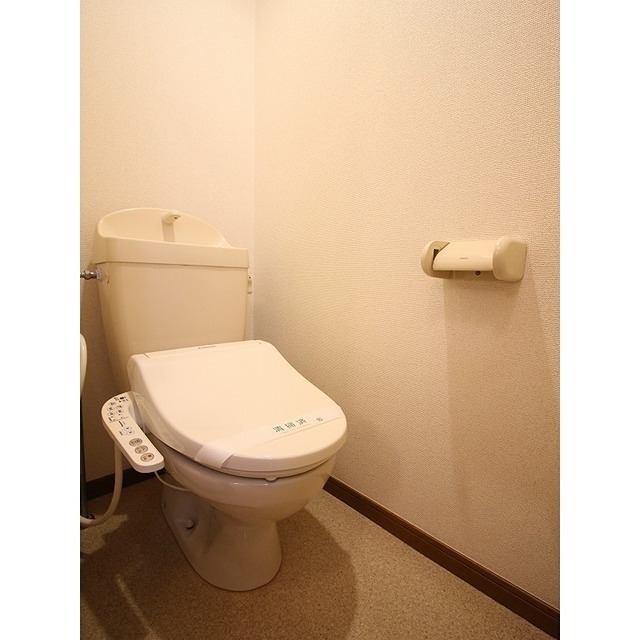 トイレ　温水洗浄便座です。