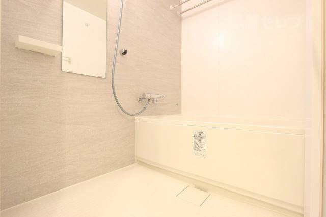 バス・シャワールーム　落ち着いた色合いのお風呂でくつろいでください