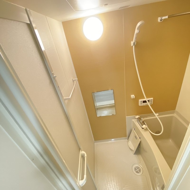 バス・シャワールーム　浴室乾燥機、追い炊き機能付き♪