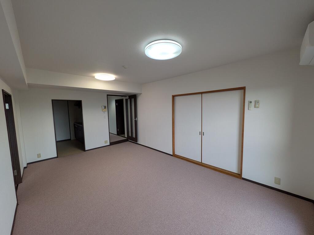 居室・リビング　リビング（全室：クロス、絨毯貼替済み）になります