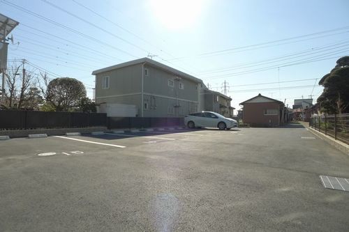 駐車場　敷地内駐車場、月額４，４００円（税込）。２台目は要空確認