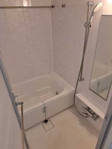 バス・シャワールーム　ゆっくり足をのばして入れます