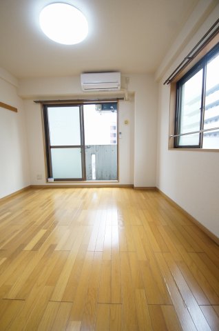 居室・リビング　落ち着いた色合いの床材を使用した居住空間です。