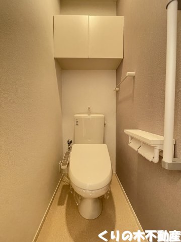 トイレ　落ち着いた色調のトイレです