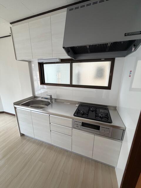 キッチン　３口コンロ付