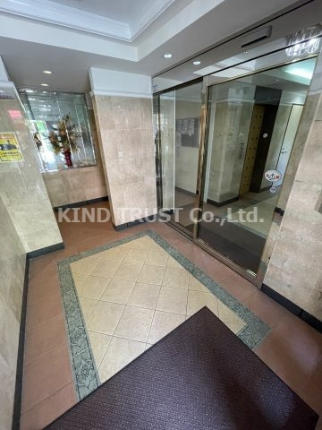 エントランス　落ち着いたエントランスです