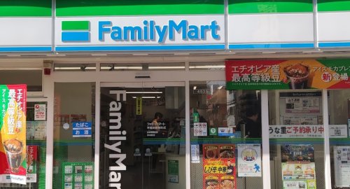 コンビニ　ファミリーマート 早稲田鶴巻町店（コンビニ）まで268m