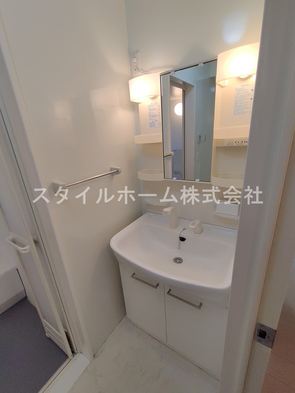 洗面設備　ゆったりとスペースのある洗面所