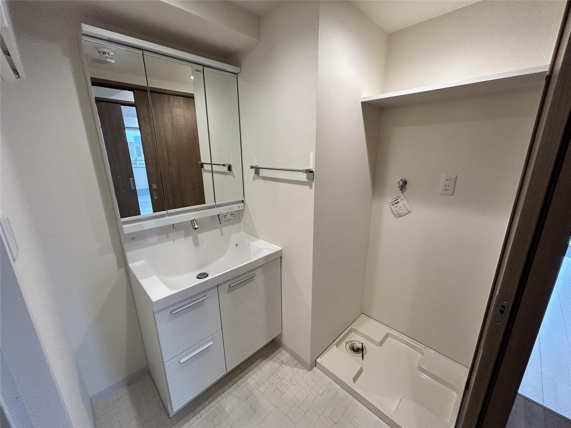 洗面設備　使いやすい三面鏡収納付き洗面台