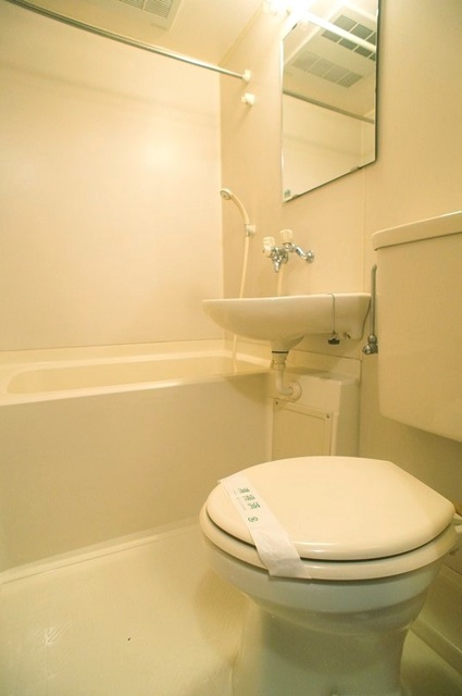 トイレ　丸洗い可能！お掃除ラクラクの洗面台付き３点ユニットです☆