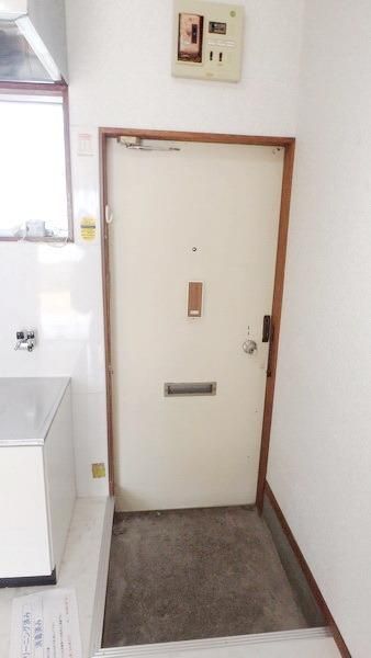 玄関　～単身ならスペース十分ですね～