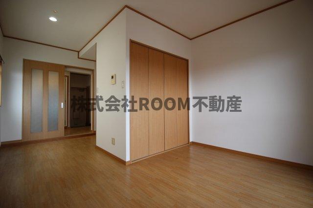 居室・リビング　落ち着いた色調の洋室です