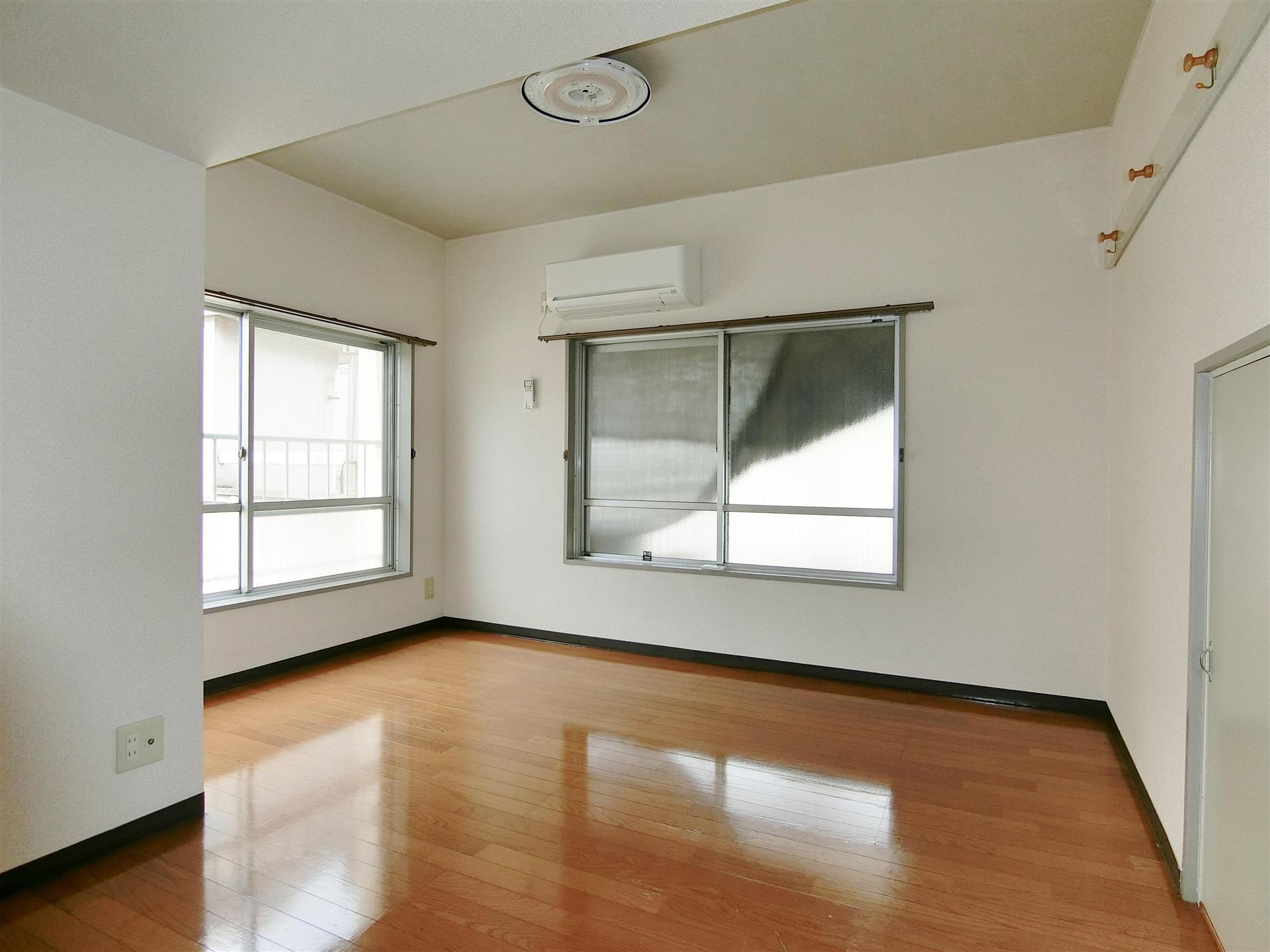 居室・リビング　２面採光で明るいエアコン付の洋室7.3帖♪