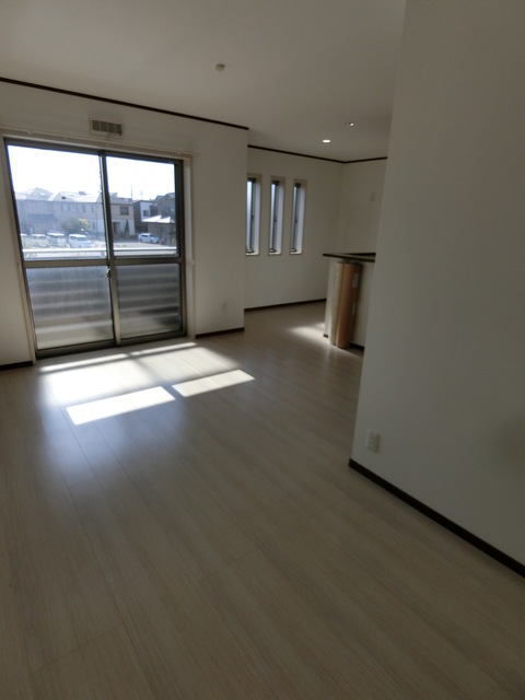 居室・リビング　窓が多く明るいリビング