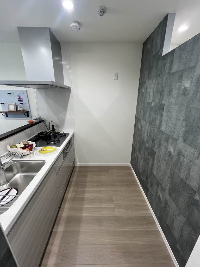 キッチン　モデルルーム仕様の写真です。ご入居時は家具家電等は付随しま…