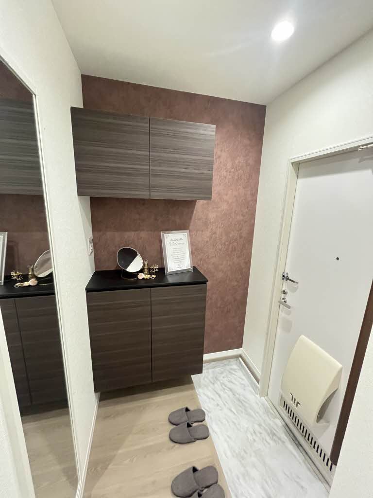 玄関　モデルルーム仕様の写真です。ご入居時は家具家電等は付随しま…