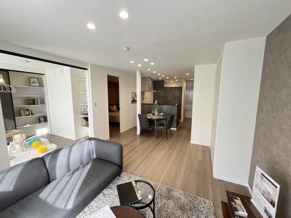 居室・リビング　モデルルーム仕様の写真です。ご入居時は家具家電等は付随しま…