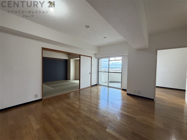 居室・リビング　床色が落ち着いた色合いで綺麗です♪