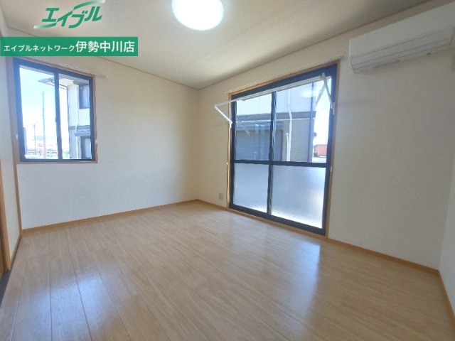 居室・リビング　同物件別室画像