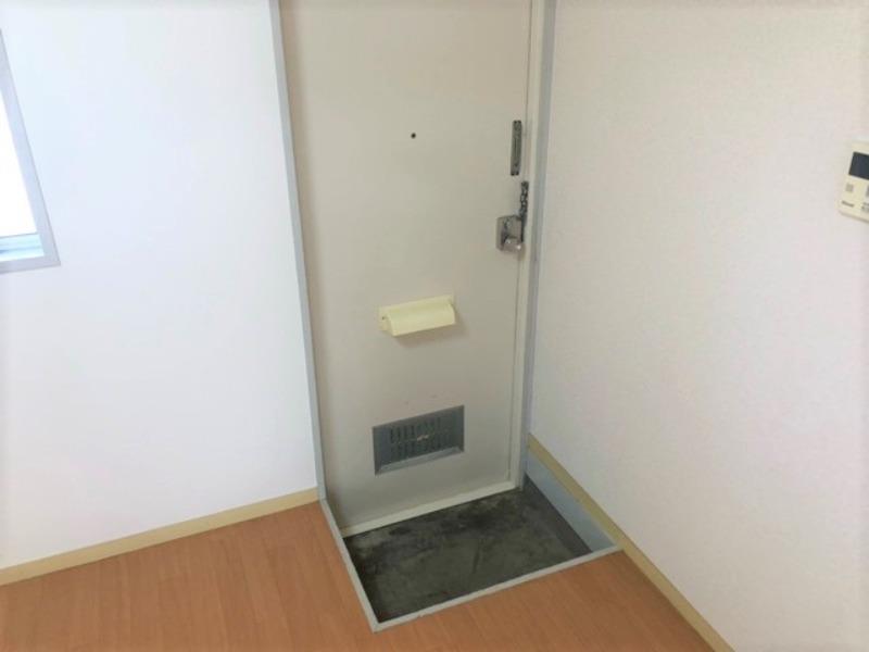 玄関　同タイプの別部屋の写真です