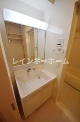 洗面設備　スペースが確保できる洗面所です